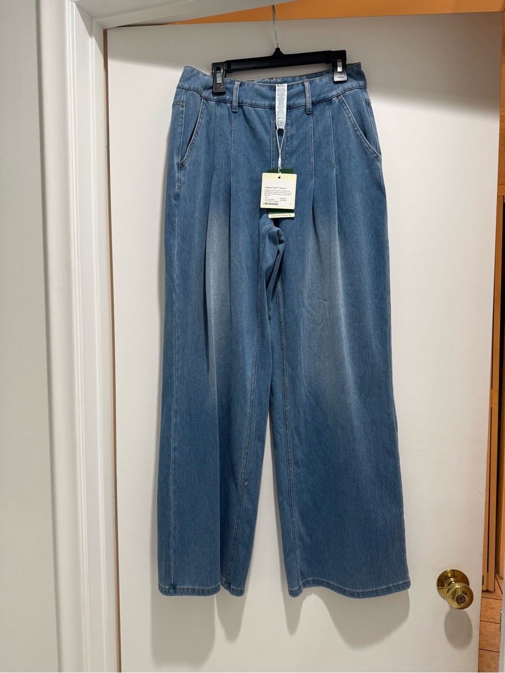 HALARA Wide-Leg Pleated Jeans in Blue Wash